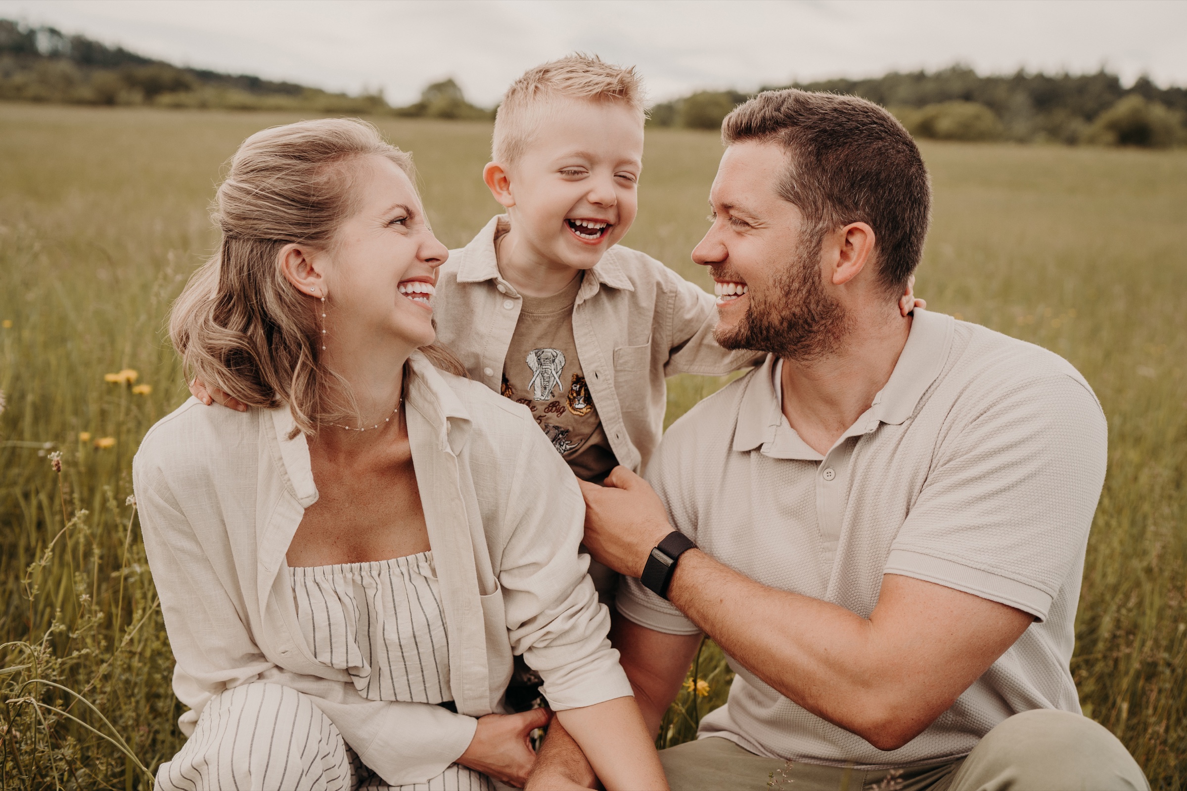 Familie lacht gemeinsam bei einem Familienshooting in der Südoststeiermark
