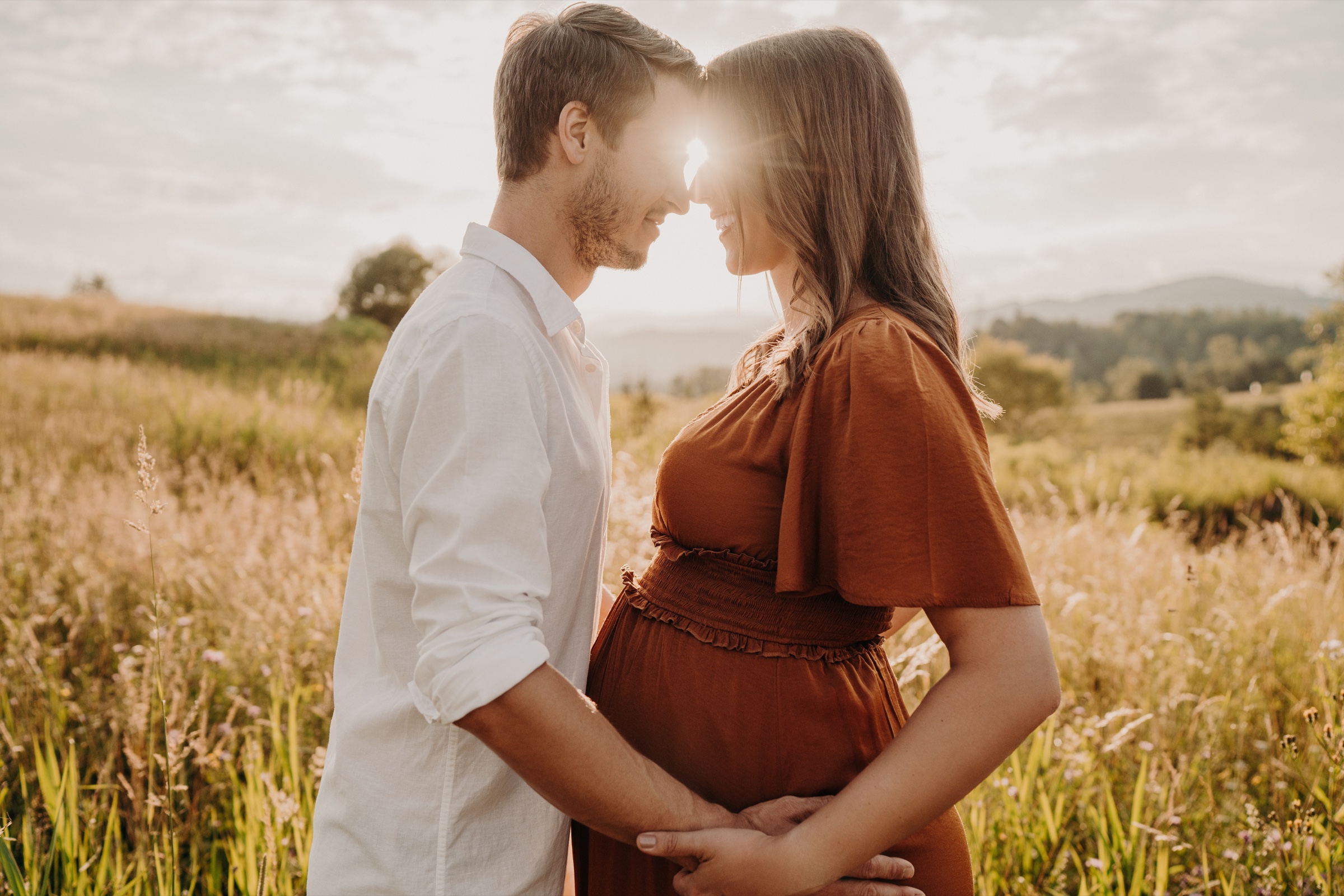 Werdende Eltern bei einem Babybauchshooting in der Abendsonne