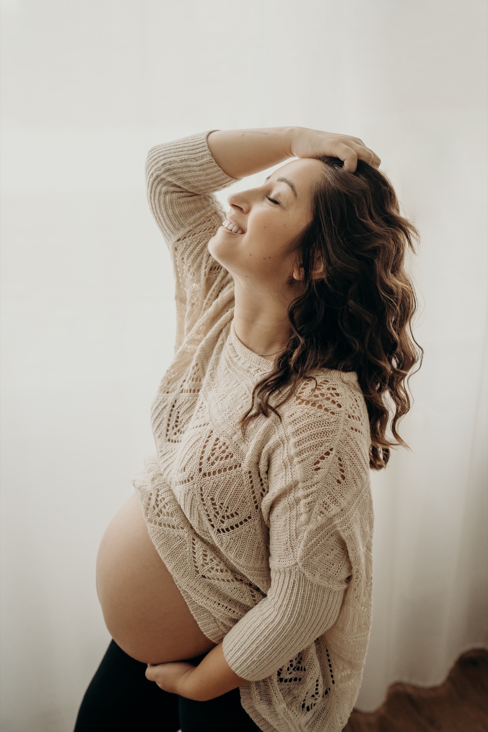 Werdende Mama bei einem natürlichen Babybauchshooting im Atelier