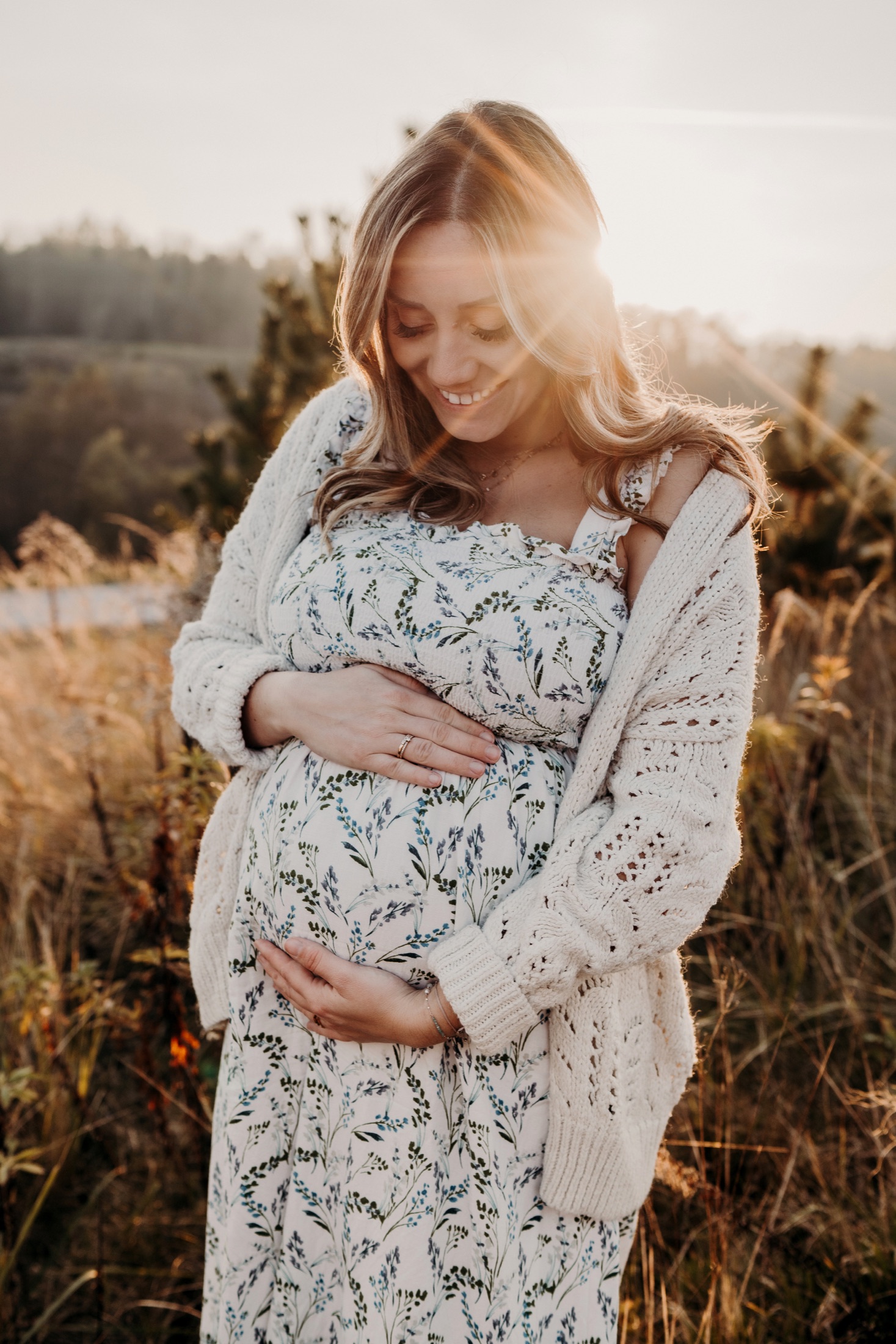 Werdende Mama bei einem Babybauchshooting im warmen Abendlicht
