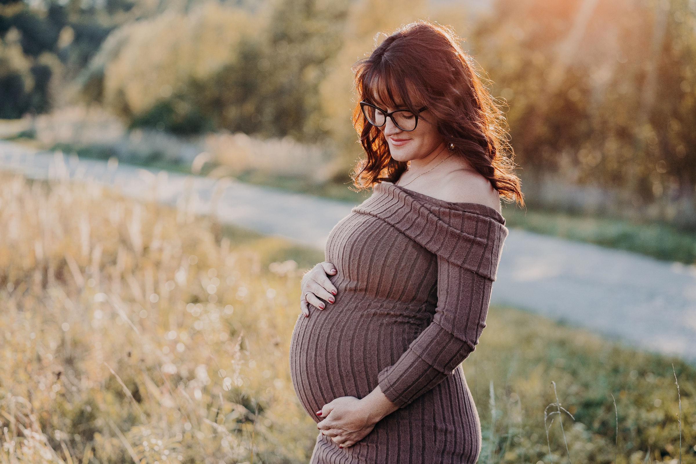 Werdende Mama bei einem Babybauchshooting im warmen Abendlicht
