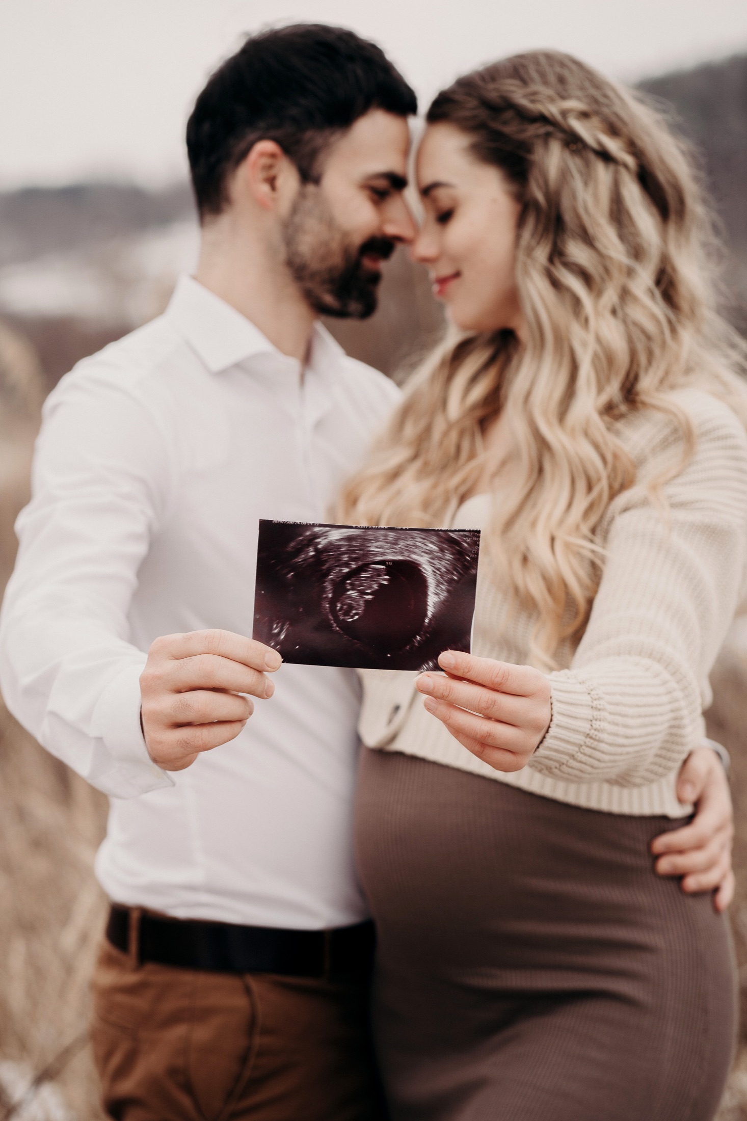 Werdende Eltern halten gemeinsam ein Ultraschallbild